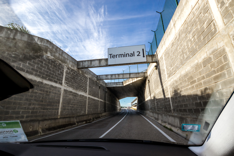 Lissabon: privétransfer tussen vliegveld en stadTransfer van de luchthaven naar het stadscentrum van Lissabon per minibus