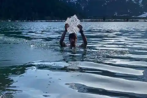 Sortez de votre zone de confort : bain de glace dans un lac de montagne