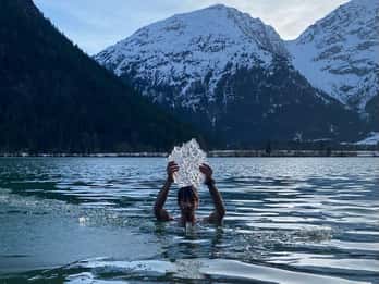 Esci dalla tua zona di comfort: bagno di ghiaccio nel lago di montagna