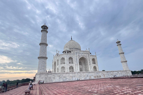 Från Delhi: Taj Mahal &amp; Agra-tur med Gatiman Express1:a klass tåg med bil, guide, inträdesbiljett &amp; 5-stjärnig lunch