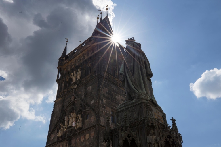 Praga: tour a pie de 3h por terrenos del castillo y cruceroPúblico: tour del castillo y crucero por el río en alemán