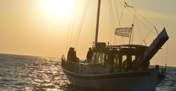Mykonos: Sunset Boat Trip with Snacks and Drinks