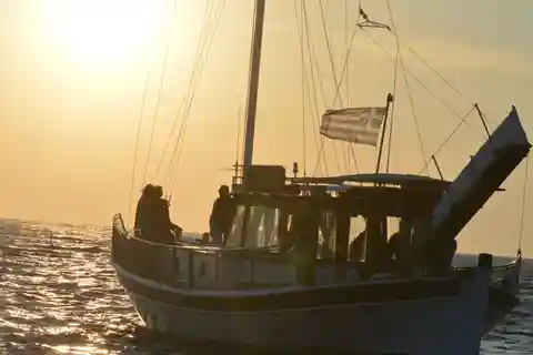 Mykonos: gita in barca al tramonto con snack e bevande