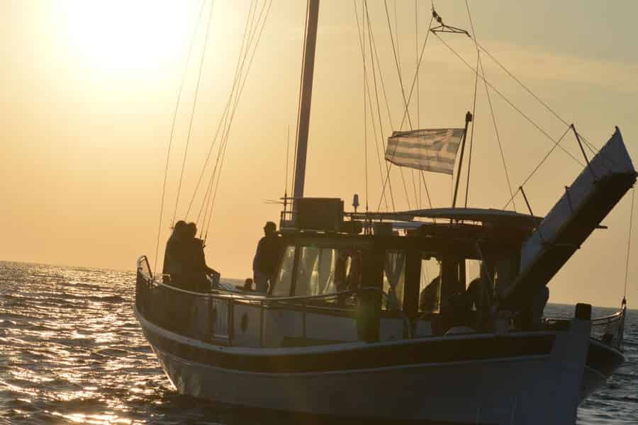 Mykonos: Bootsfahrt bei Sonnenuntergang mit Snacks und Getränken. Foto: GetYourGuide Mykonos: Bootsfahrt bei Sonnenuntergang mit Snacks und Getränken. Foto: GetYourGuide