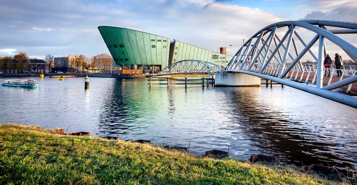 Afbeelding 1 van Amsterdam: 1 uur durende rondvaart & NEMO Science Museum
