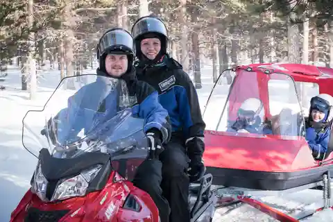 Rovaniemi: Snöskotersafari för hela familjen med lägereld och snacks