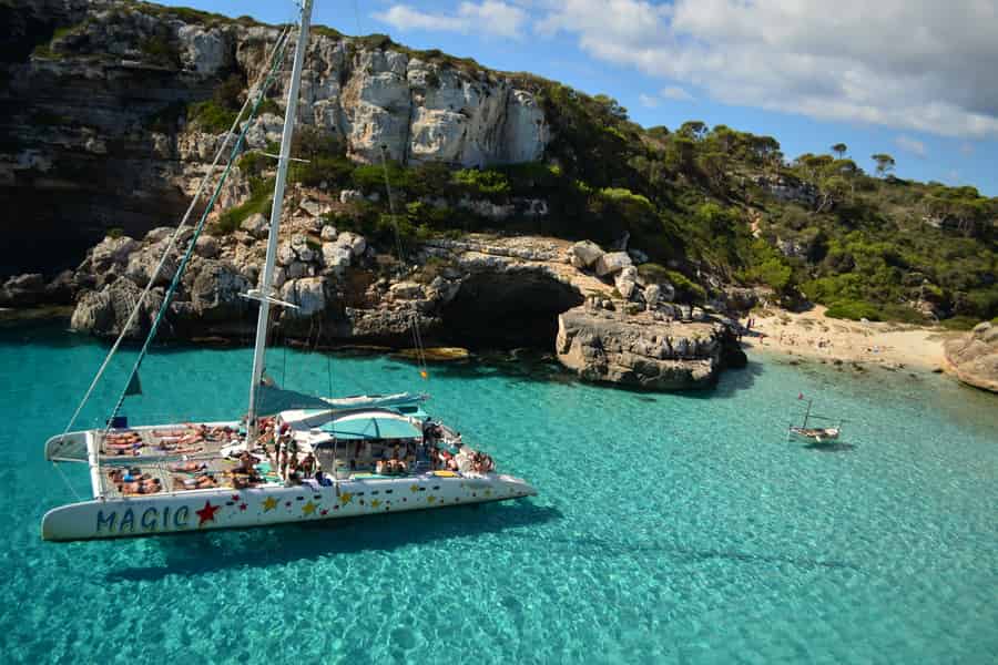 Colònia de Sant Jordi: Katamaran-Bootsfahrt nach Es Trenc. Foto: GetYourGuide
