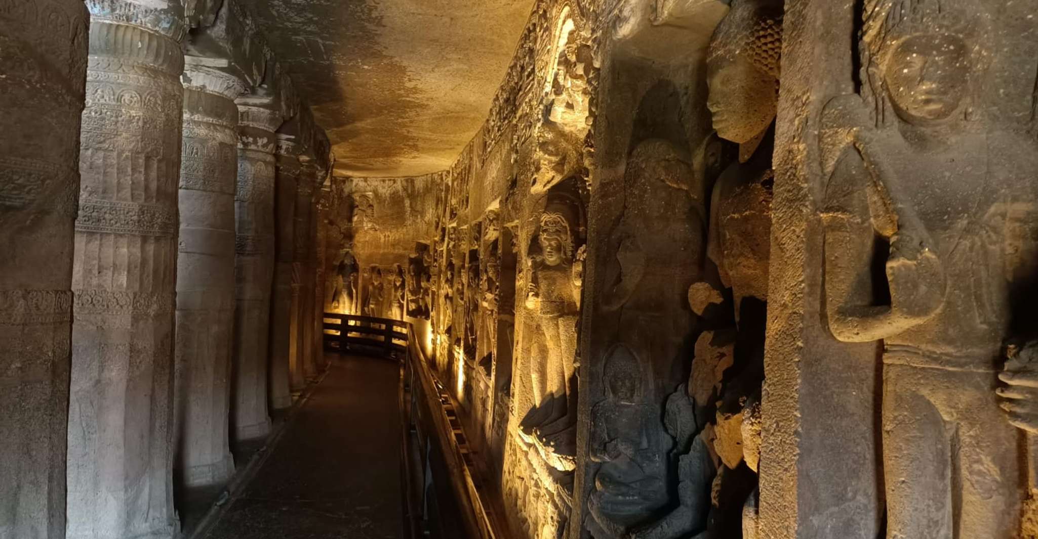 Tour privato del giorno di Ajanta & Ellora Grotte con tutta l'inclusione - Hizvo
