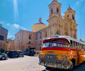 Malta: Tour di 5 ore in autobus d'epoca - Mdina e Grotta Azzurra con cibo incluso