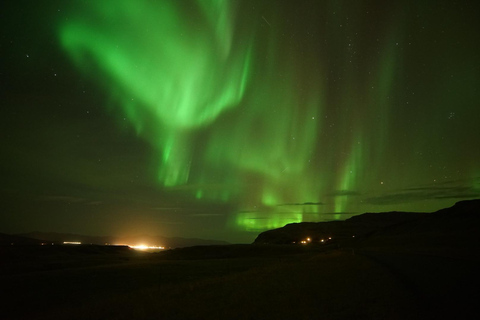 Reykjavik: Northern Lights Minibus Tour with Hot Chocolate