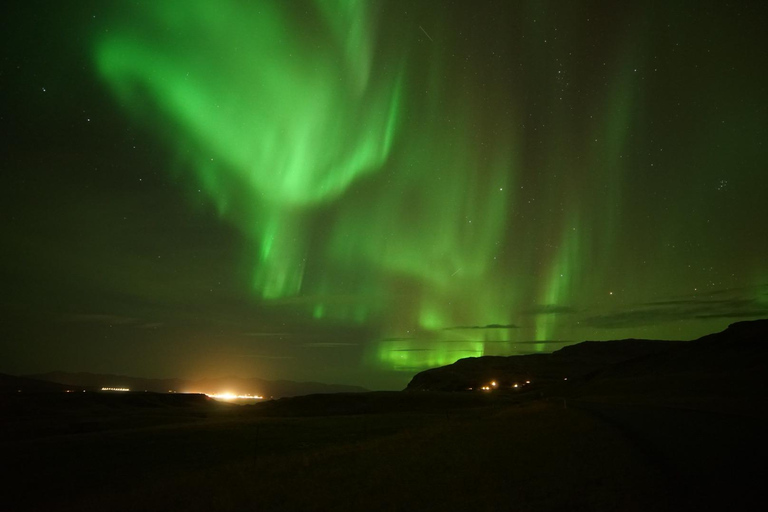 Reykjavik: Northern Lights Minibus Tour with Hot Chocolate