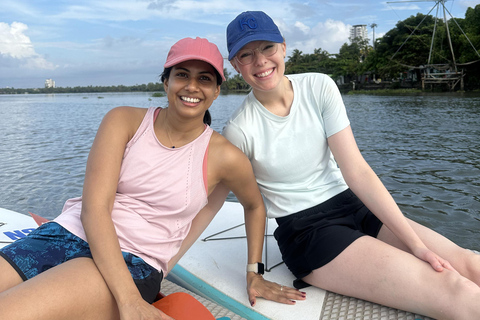 SUP in Kochi: Sonnenaufgang Stand-Up Paddleboarding Tour