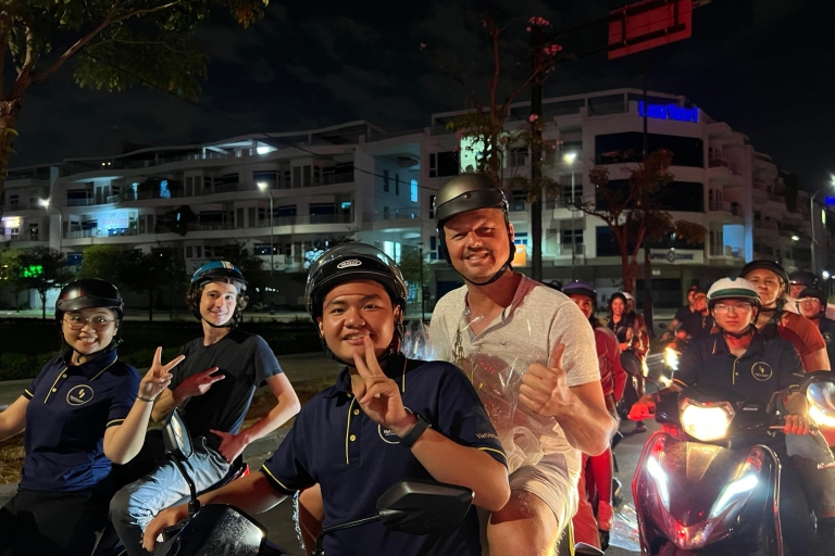 Saigon Sightseeing und Verkostung von neun lokalen Gerichten mit dem ScooterSaigon bei Nacht und lokale Verkostungen mit dem Scooter