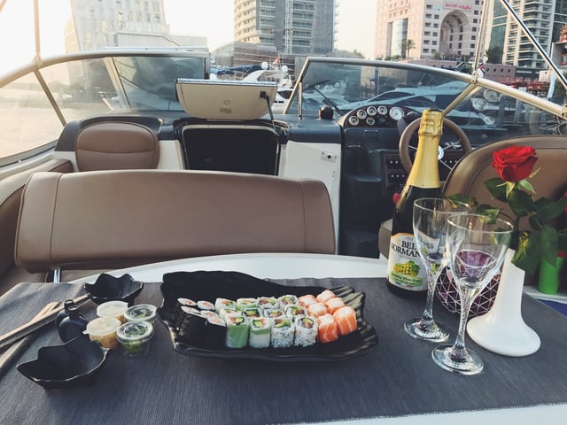 Dubai: Sonnenuntergangs-Bootstour mit Sushi und Drinks