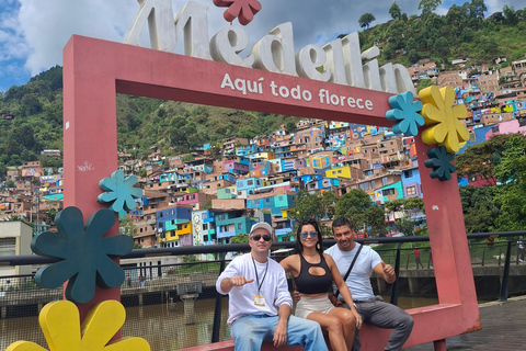Medellín: tour privato delle Comunità 13 e 3 con funiviaMedellín: tour privato dei quartieri 13 e 3 con funivia