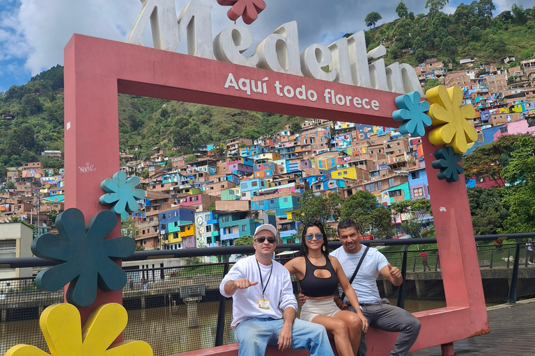Medellín: tour privato delle Comunità 13 e 3 con funiviaMedellín: tour privato dei quartieri 13 e 3 con funivia