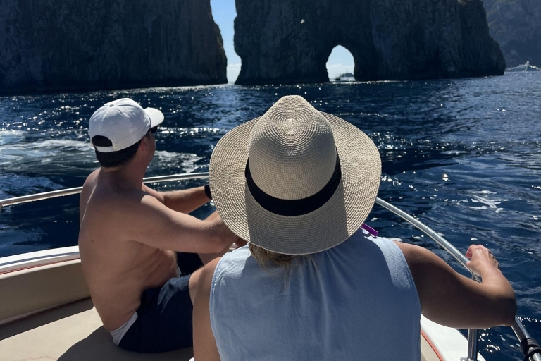 Von Sorrento aus: Ganztägiger privater Bootsausflug nach Capri mit Getränken