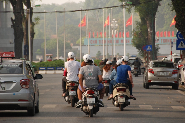 Hanoi: City Sights and Temple of Literature Motorbike TourHanoi: City Sights i Temple of Literature Motorbike Tour
