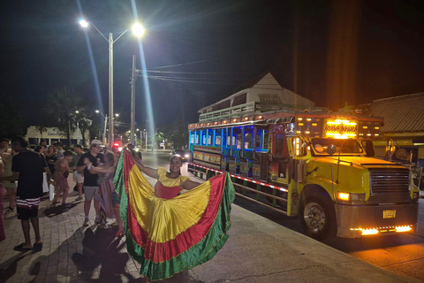 Carthagène : fête nocturne sur une authentique chiva colombienne avec guide bilingueCarthagène : fête nocturne dans une authentique chiva colombienne avec guide bilingue