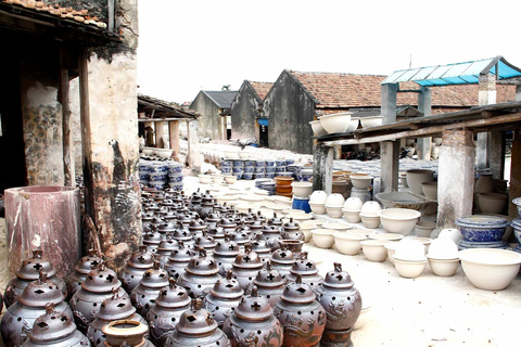 Bat Trang keramik gamla byn av motorcykelBat Trang Pottery ancient village med motorcykel