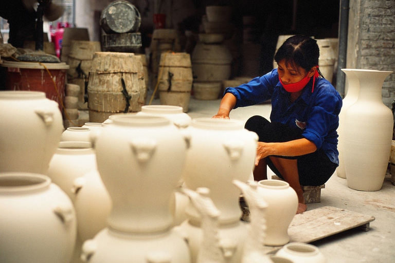 Bat Trang keramik gamla byn av motorcykelBat Trang Pottery ancient village med motorcykel