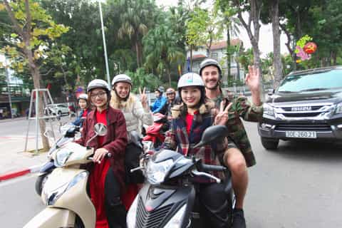 Hanoi: Shopping and Food Market Tour by Motorbike