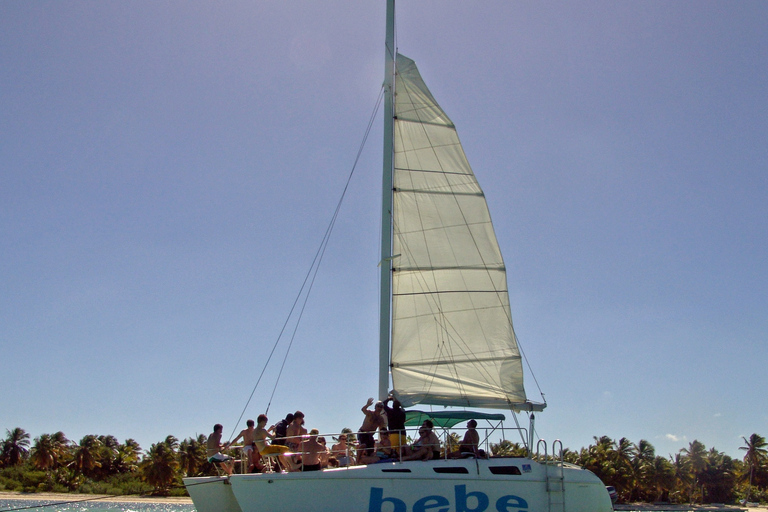 Catamarã particular em Punta Cana (grupo pequeno)