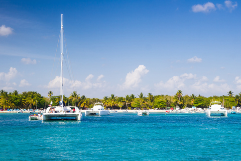 Catamarã particular em Punta Cana (grupo pequeno)