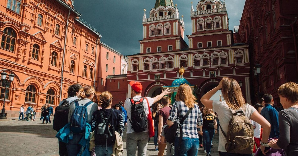 Seen moscow. Экскурсионный туризм. Иностранные туристы. Экскурсия фото. Люди на экскурсии.