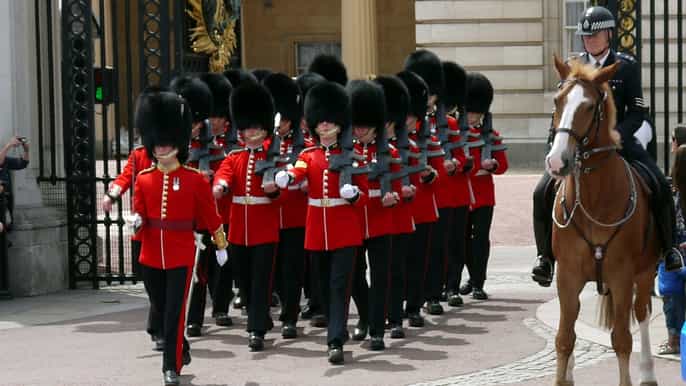 london changing of the guard walking tour