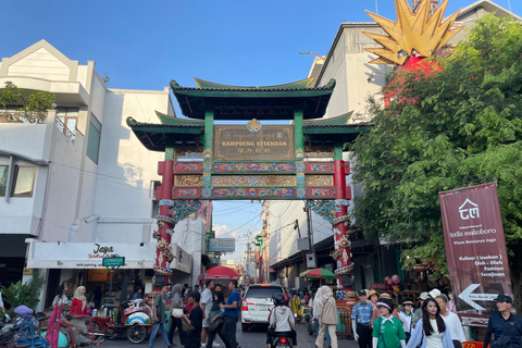 Malioboro Street Walking Tour with local snacks tasting