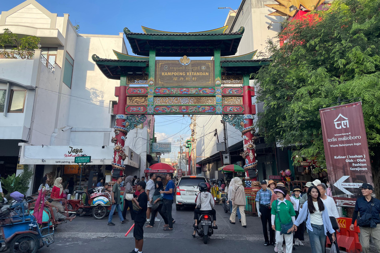 Malioboro Street Walking Tour with local snacks tasting