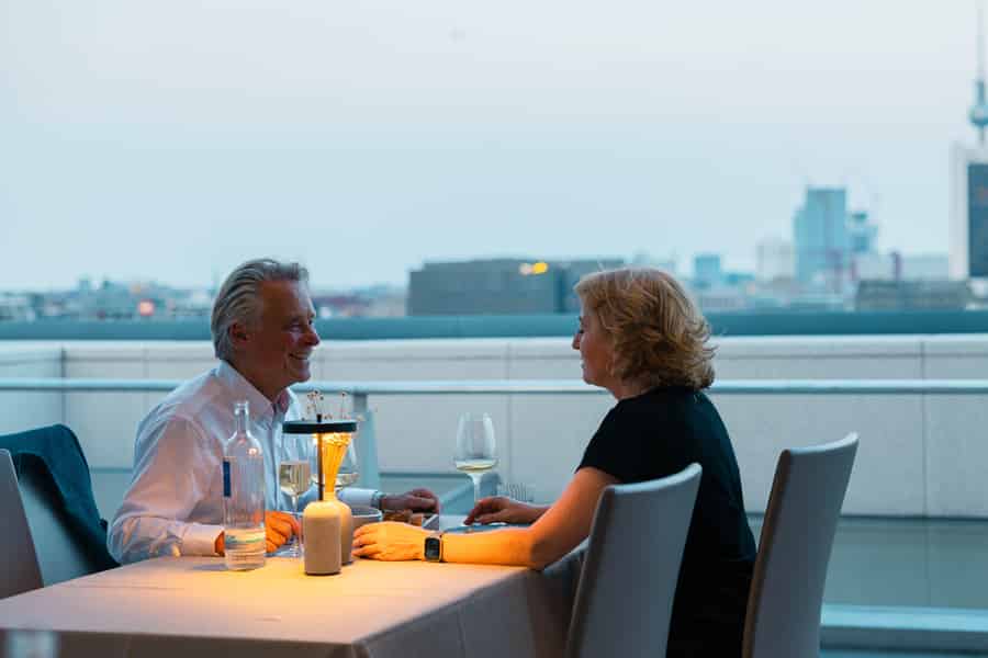 Bundestag: Dinner bei Sonnenuntergang im Dachgarten-Restaurant Käfer im Reichstag. Foto: GetYourGuide Bundestag: Dinner bei Sonnenuntergang im Dachgarten-Restaurant Käfer im Reichstag. Foto: GetYourGuide