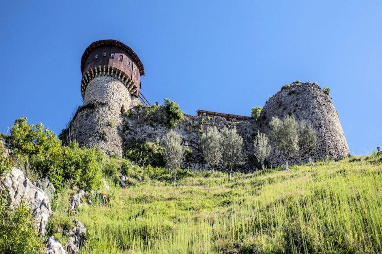 Petrelë: Besuche die Burg Petrela und fahre mit der Seilbahn