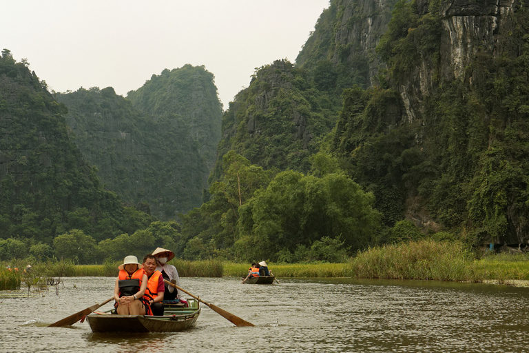 Från Hanoi: Hoa Lu &amp; Tam Coc med buffélunch &amp; cyklingFrån Hanoi: Hoa Lu och Tam Coc med lunchbuffé och cykling