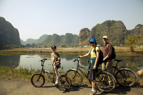 Depuis Hanoi : excursion à Hoa Lu et Tam Coc avec vélo