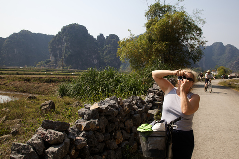 Från Hanoi: Hoa Lu &amp; Tam Coc med buffélunch &amp; cyklingFrån Hanoi: Hoa Lu och Tam Coc med lunchbuffé och cykling