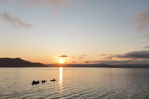 San Salvador: Wycieczka kajakowa o wschodzie słońca po jeziorze Ilopango z odbiorem