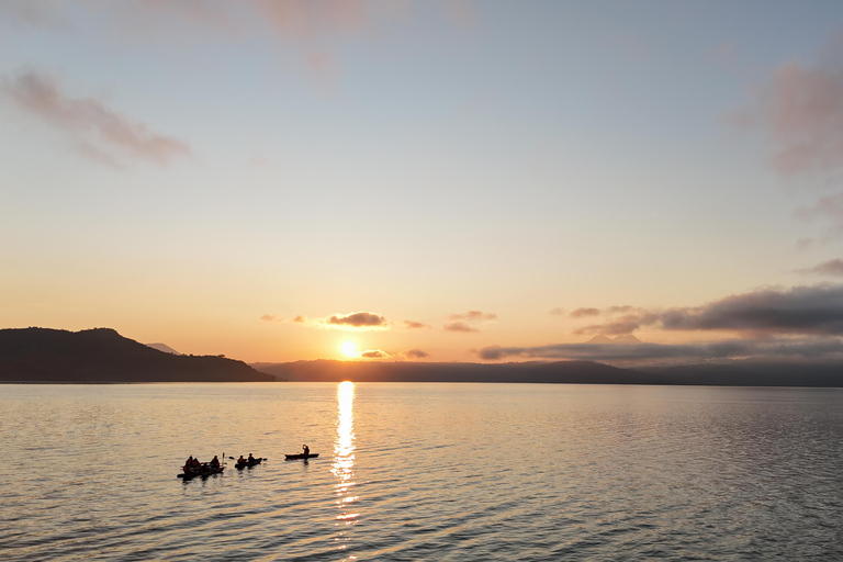 San Salvador: Wycieczka kajakowa o wschodzie słońca po jeziorze Ilopango z odbiorem