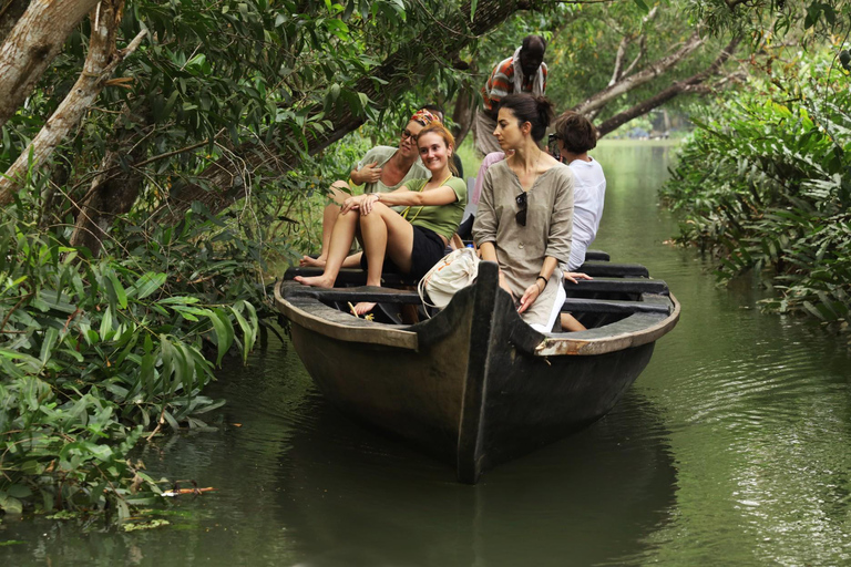 Kerala: Backwater Village Punting Boat Cruise with Lunch