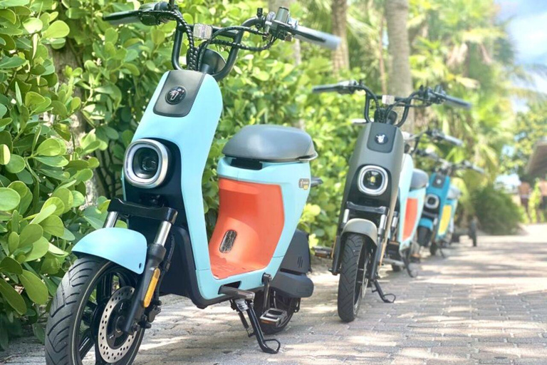 Cancun: Mopeds Adventure! 90 min Guided Tour in Hotel Zone