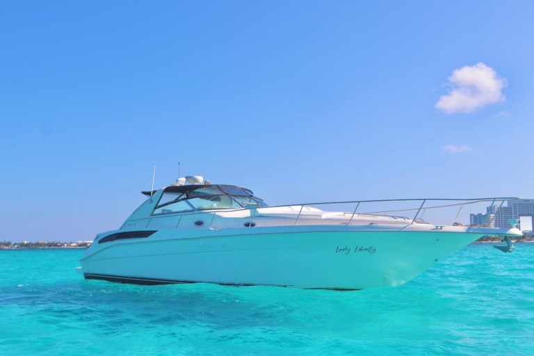 Mit einer Luxusyacht durch das Paradies in Cancun6-stündige Luxustour um die Isla Mujeres