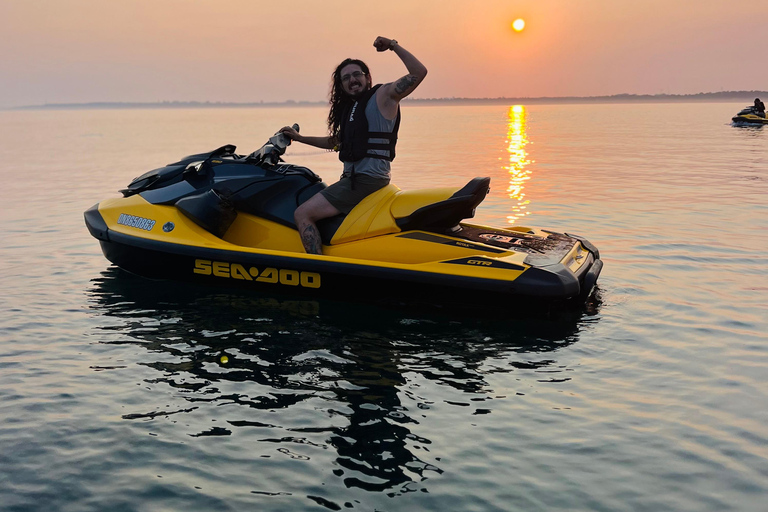 Toronto: Jet Ski Guided Tour with Training Session Toronto: Jet Ski Guided Tour with Training Session