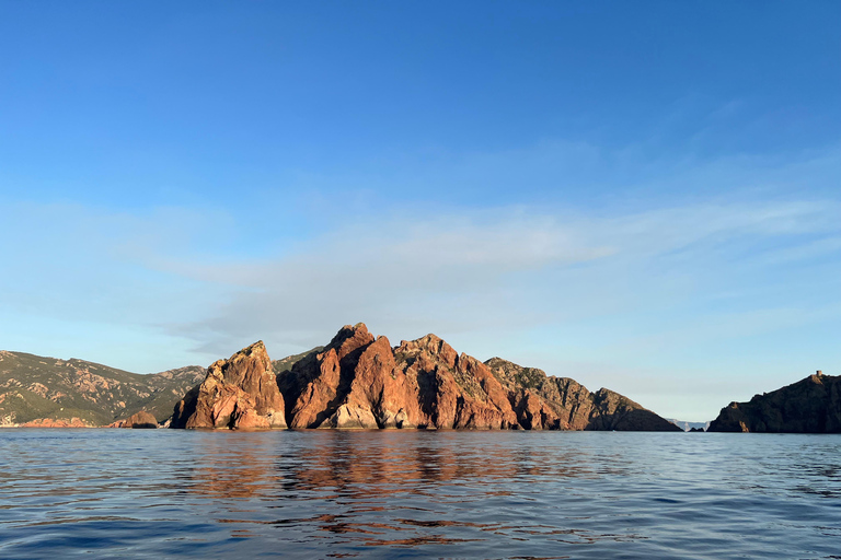 Calvi: Guided speedboat tour to Scandola Calvi: Guided tour by speedboat to Scandola