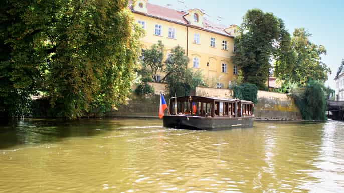 prague 1.5hour river boat cruise and guided tour