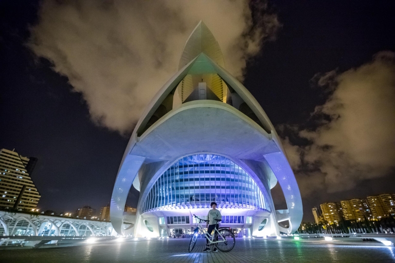 Przeglądaj Walencję nocą: 2-godzinna nocna wycieczka rowerowa