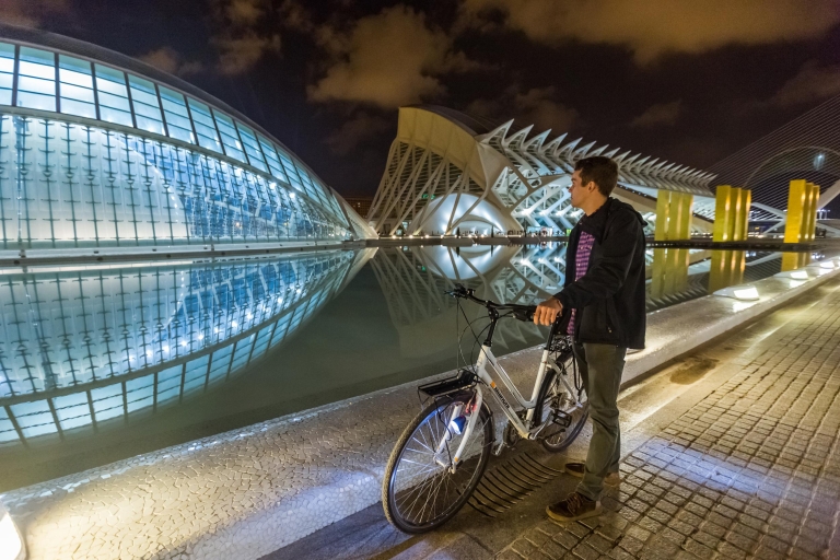 Przeglądaj Walencję nocą: 2-godzinna nocna wycieczka rowerowa