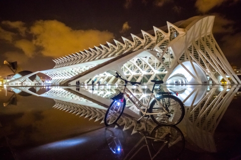 Explora Valencia de noche: tour nocturno de 2 horas en bici