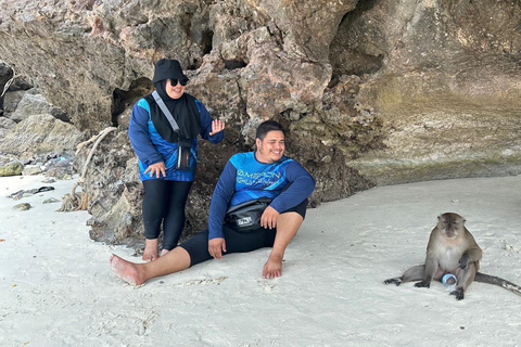 Phuket : Excursion d'une journée aux îles Phi Phi et à la baie de Maya avec déjeuner