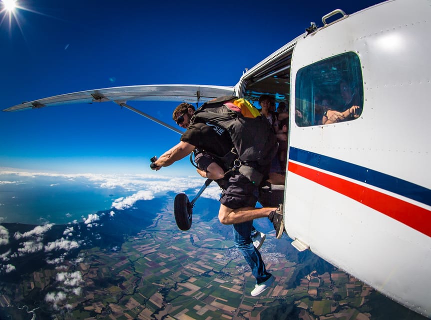 Cairns, Tandem Skydive desde 15.000 pies - Hizvo